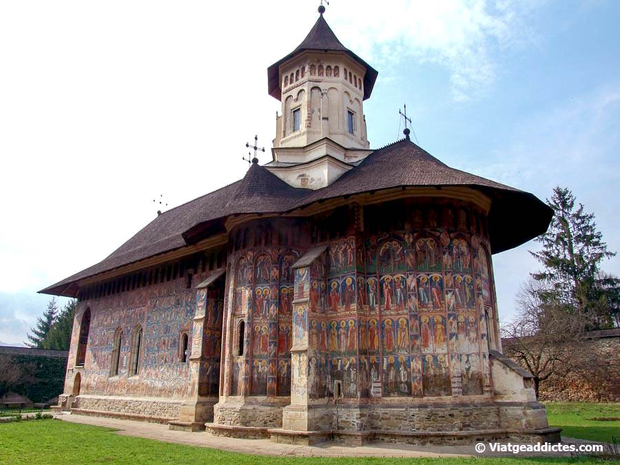 Vista lateral de la iglesia del monasterio de Moldovita (Vatra Moldoviței, Bucovina)