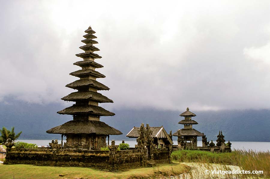 El templo hindú de Ulun Danu Beratan en la isla de Bali (Indonesia)