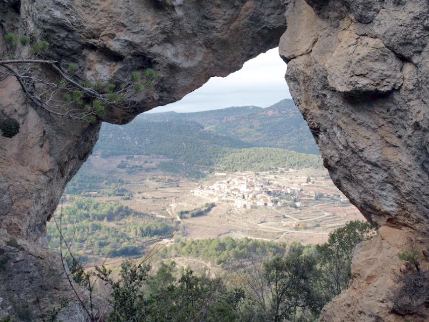 Vista de Capafonts a través del puente natural de la Roca Foradada