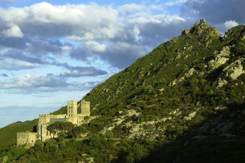 Monestir de Sant Pere de Rodes i el castell de Sant Salvador Savardera