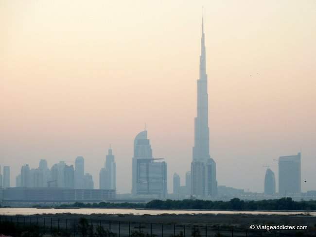 Vista del skyline de Dubái al atardecer