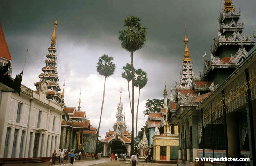 Entrada a la pagoda Shwedagon (Yangon, Myanmar)