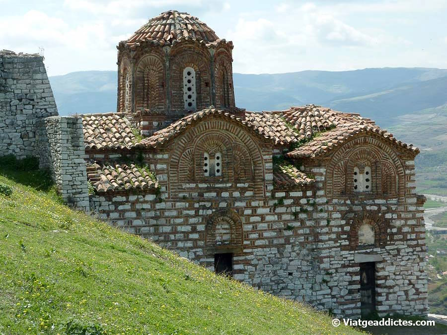La bonica església bizantina de la Santíssima Trinitat en la ciutadella de Berat (Berat, Albània)