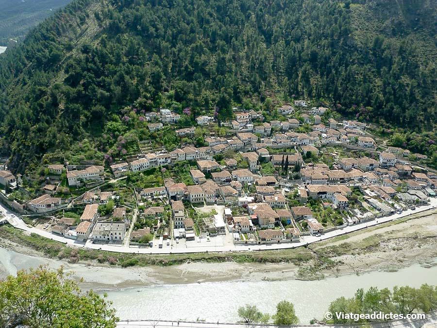 El barrio históric de Gorica y el río Osum vistos desde la Ciudadela (Berat, Albania)