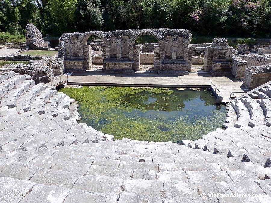 Restos del antiguo teatro de Butrint (sitio arqueológico de Butrint, Albania) 