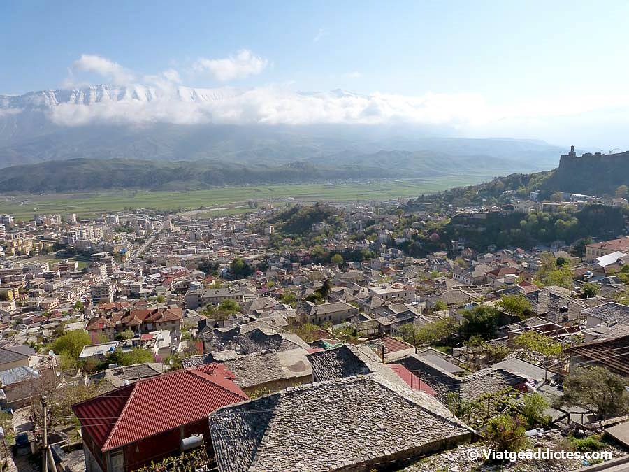 Vista panoràmica sobre la ciutat de Gjirokastra i les muntanyes Lunxhëri al fons (Albània)
