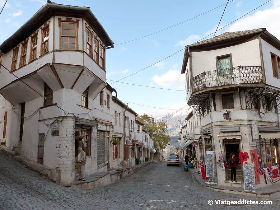 Edificios esquineros en calles del casco antiguo de Gjirokastra (Albania)