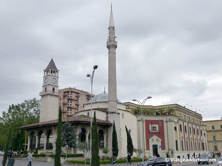 La Torre del Reloj y la Mezquita Et'hem Bey (Tirana, Albania)