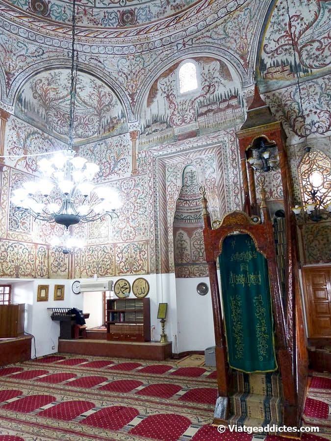 Sala de oraciones de la mezquita Et'hem Bey<br />(Tirana, Albania)