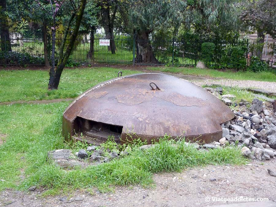 Restes d'un dels més de 173.000 búnquers construïts per l'ex-dictador Enver Hoxha (Tirana, Albània)