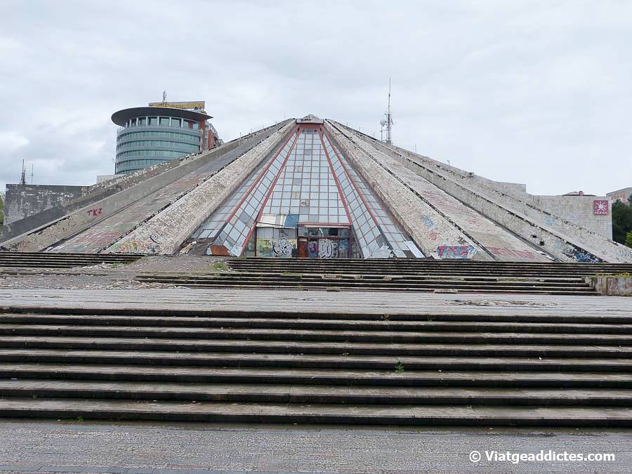 La Pirámide de Tirana, una estructura comunista abandonada (Tirana, Albania)