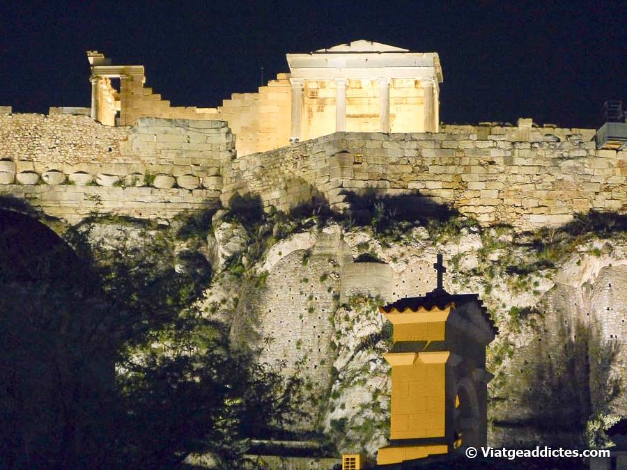 Vista nocturna del templo Erecteion de la Acrópolis (Atenas, Grecia)
