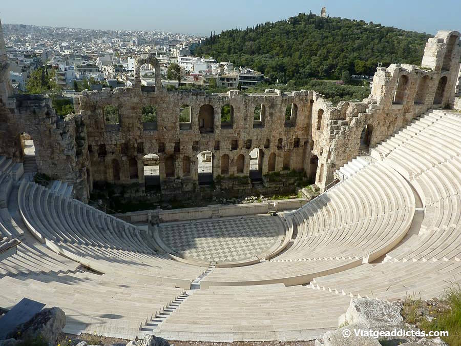 Vista del Odeón de Herodes Atticus, a los pies de la Acrópolis (Atenas, Grecia)