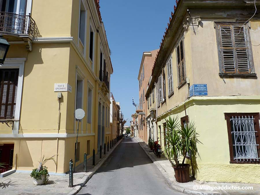 Calle del barrio de Plaka, la parte más antigua e histórica de la capital griega (Atenas, Grecia)