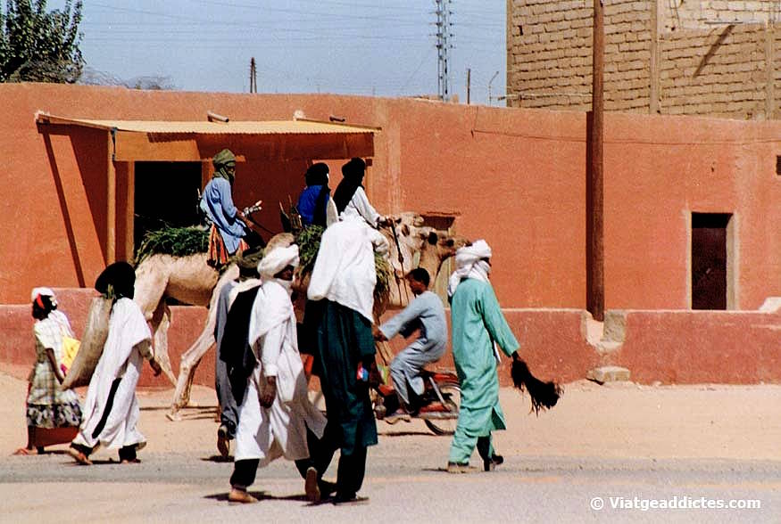 Tuaregs por las calles de Tamanrasset