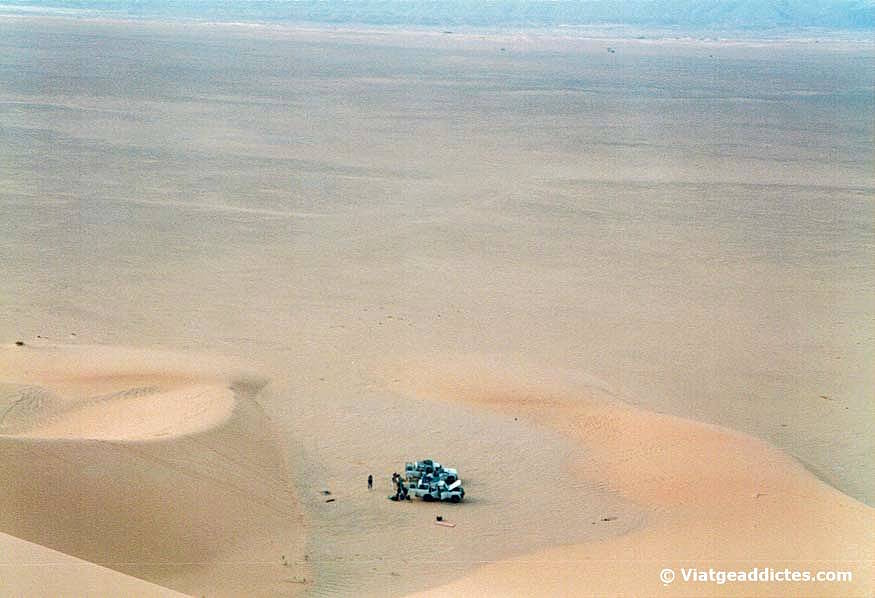 Montando el campamento a los pies de las dunas del Gran Erg