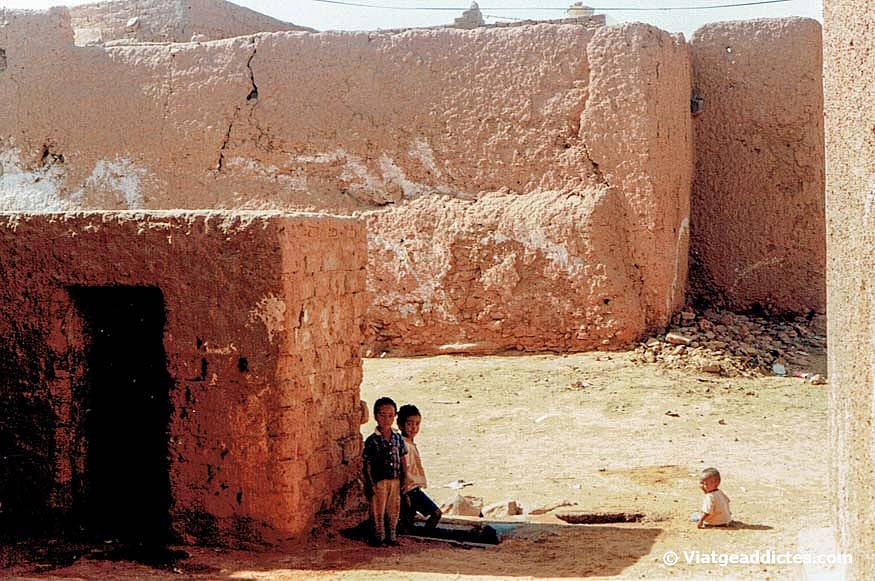 Niños jugando en la ciudadela de Izgher