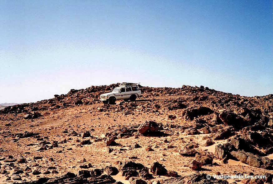 A través d'un desert de pedra en el camí a In Salah