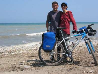 Montse y Francesc junto al mar Caspio