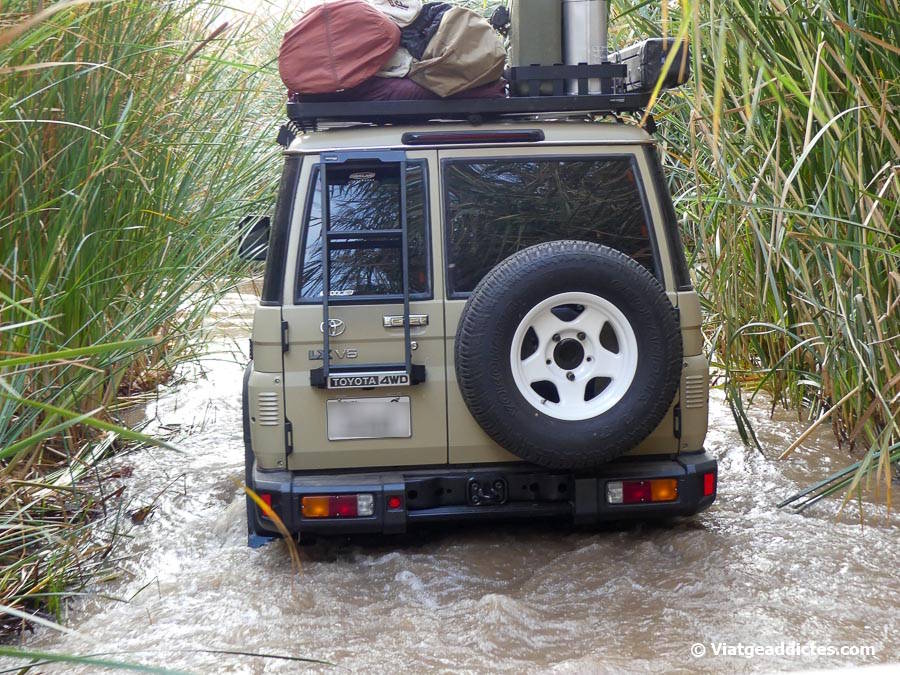 Aquí es veu perquè és necessari un vehicle 4x4 per circular dins del uadi Al Disah (Al Disah)