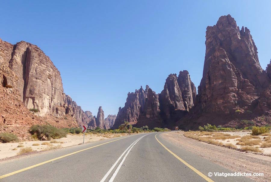 Arribant al final de la carretera asfaltada, a l'entrada sud del uadi Al Disah (Al Disah)