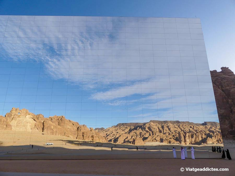 Paisatge reflectit sobre la façana de mirall de l'edifici Maraya (Vall d'Ashar, Al-Ula)