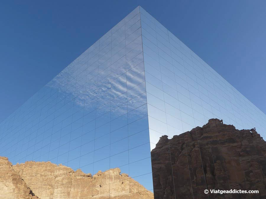 Joc de reflexos sobre la façana de mirall de l'edifici Maraya (Vall d'Ashar, Al-Ula)