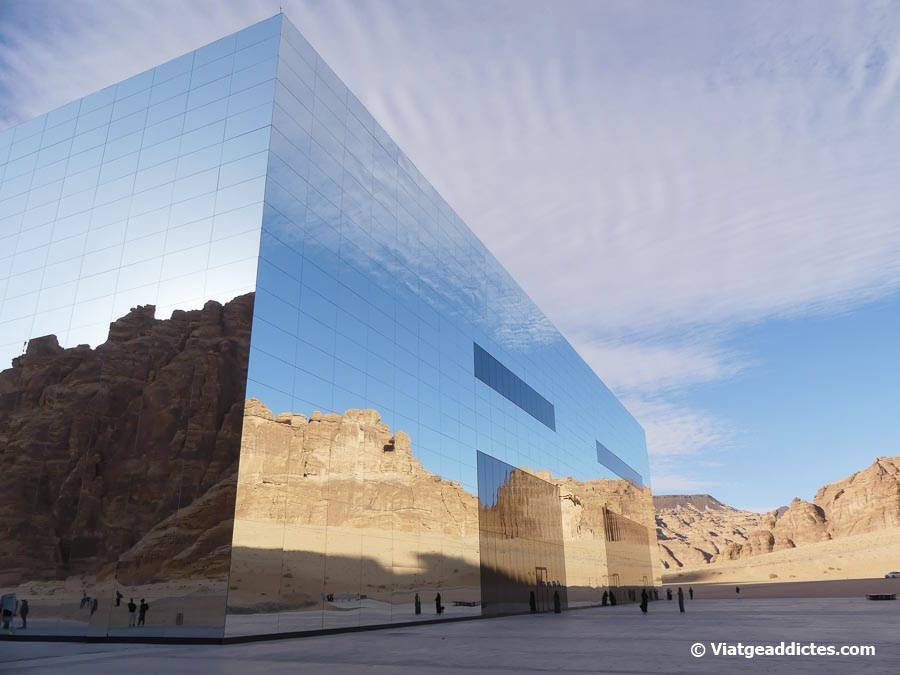 Vista parcial de l'increïble edifici Maraya (Vall d'Ashar, Al-Ula)