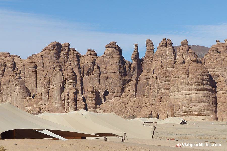 Paret rocosa sobre algunes de les tendes de l'hotel Banyan Tree AlUla (Vall d'Ashar, Al-Ula)
