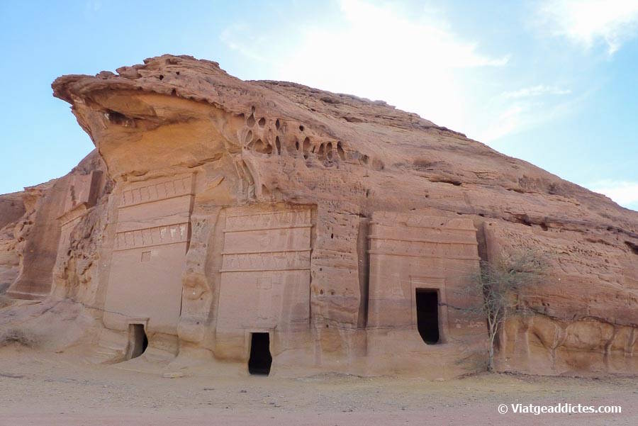 A la dreta la tomba de Hinat (Jabal AlAhmar, Hegra, Al-Ula)
