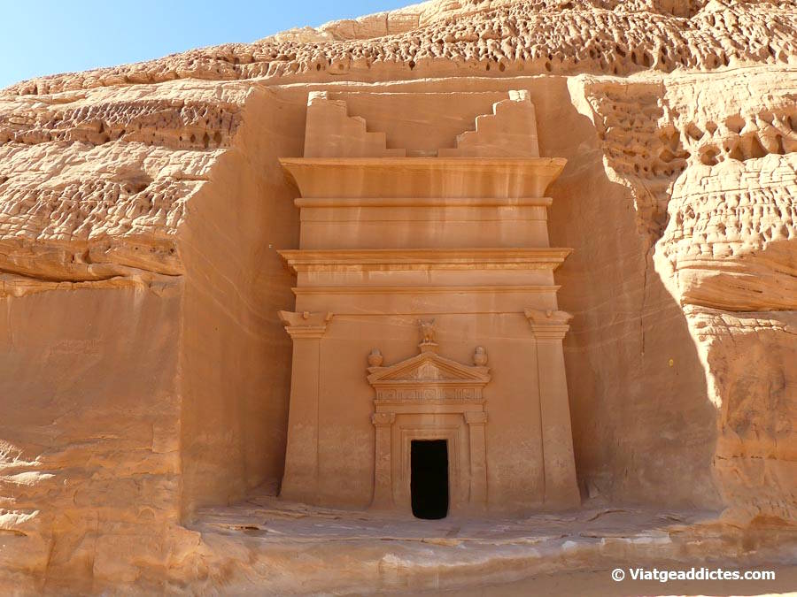 Una de les tombes del conjunt d'AlBanat (Hegra, Al-Ula)