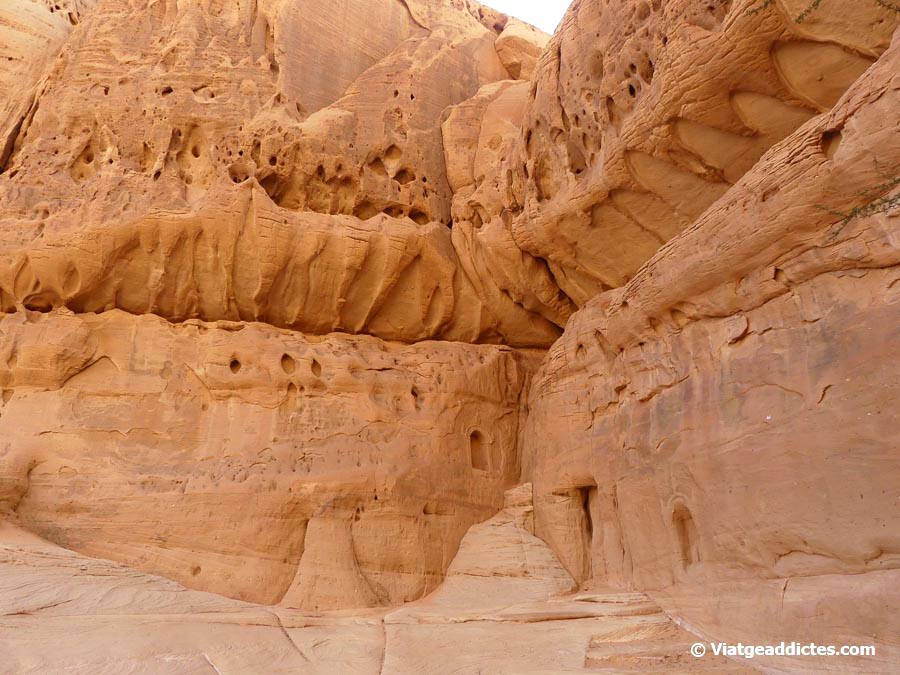 Roques tallades amb petits altars i inscripcions (Jabal Ithlib, Hegra, Al-Ula)