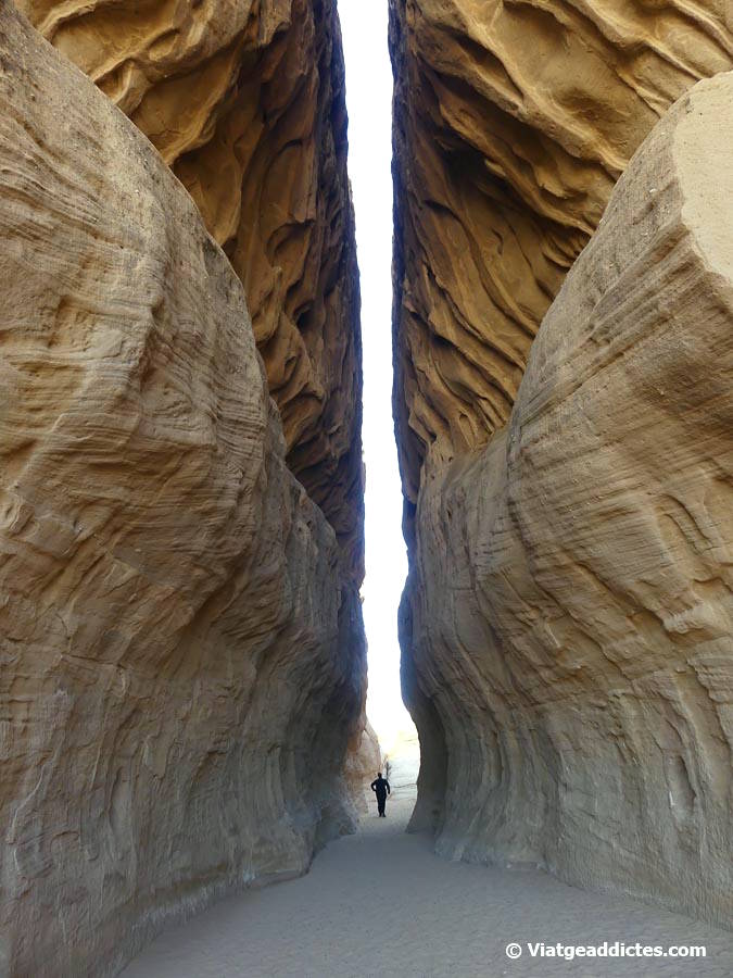 L'impressionant i angost canó entre roques de Jabal Ithlib (Hegra, Al-Ula)