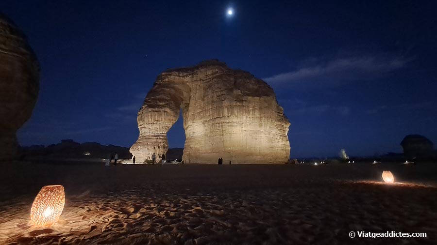 Il.luminació nocturna sobre Jabal Al-Fil (Al-Ula)