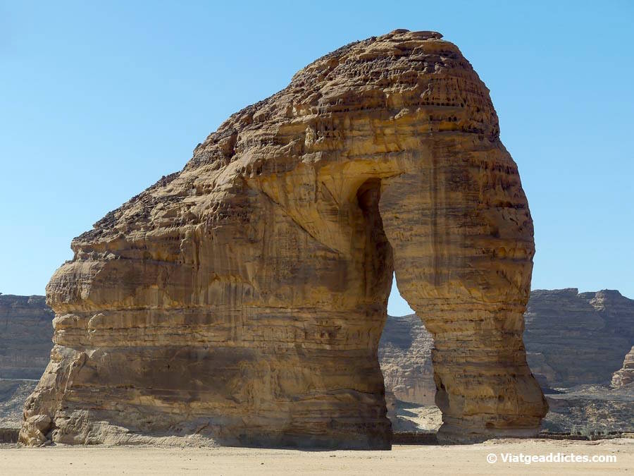 Des d'aquesta perspectiva s'entén el perquè del seu nom: la Roca de l'Elefant (Jabal Al-Fil, prop d'Al-Ula)