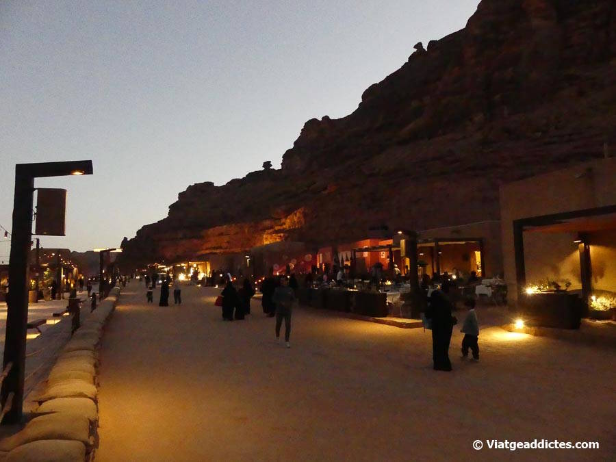 Ambient nocturn en el carrer principal de la ciutat vella d'Al-Ula (Al-Ula)
