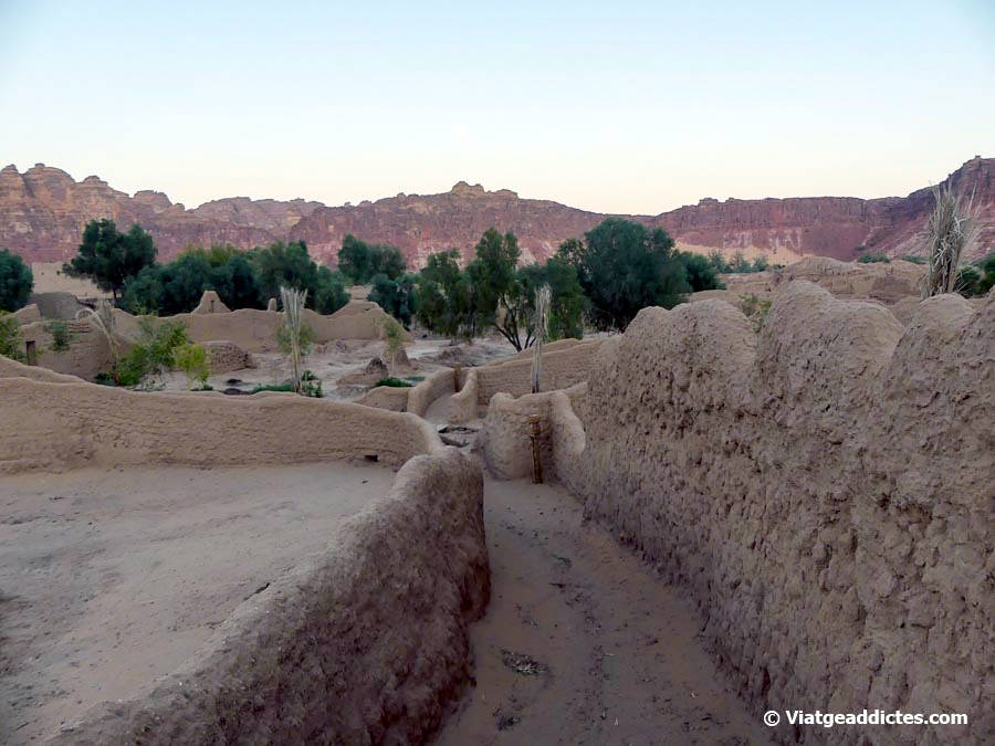 Restes de les antigues cases i carrers de l'històric oasi d'Al-Ula al capvespre (Al-Ula)