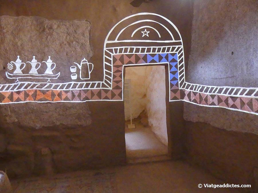 Projecció d'elements tradicionals en una estança d'una casa museu de la ciutat vella d'Al-Ula (Al-Ula)