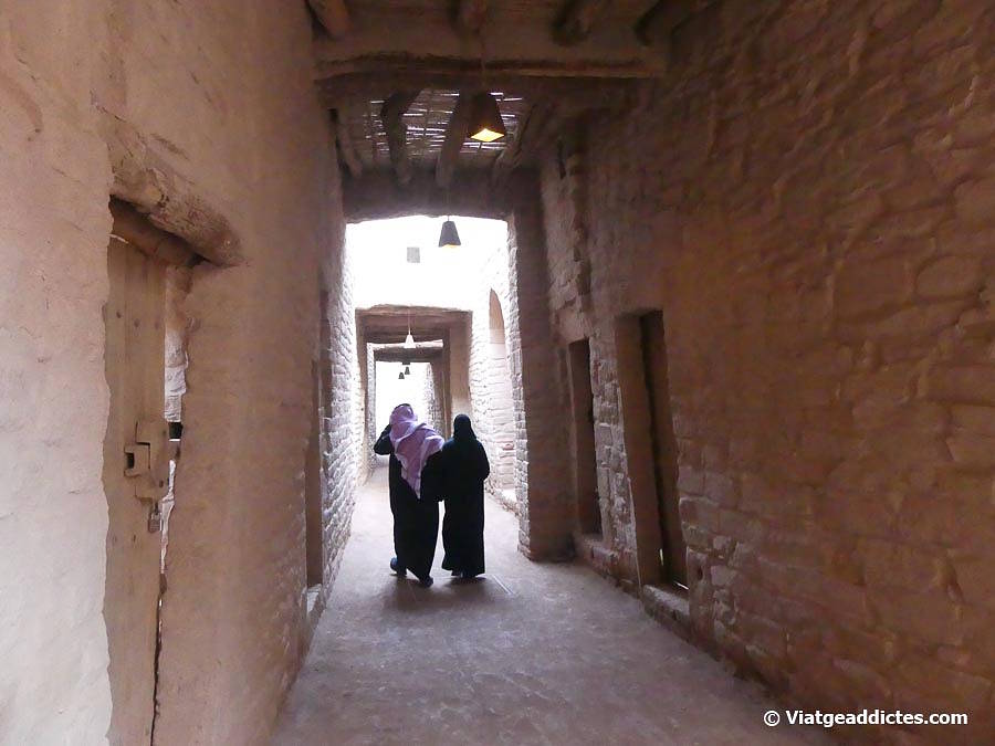 Passejant per un dels estrets carrers de la ciutat vella d'Al-Ula (Al-Ula)