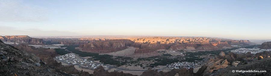 Vista panoràmica des del mirador Harrat en el moment d'amagar-se el sol (Al-Ula)