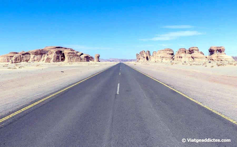 Formacions rocoses al voltant de la carretera cap al Shalal Caffe (Al-Ula)