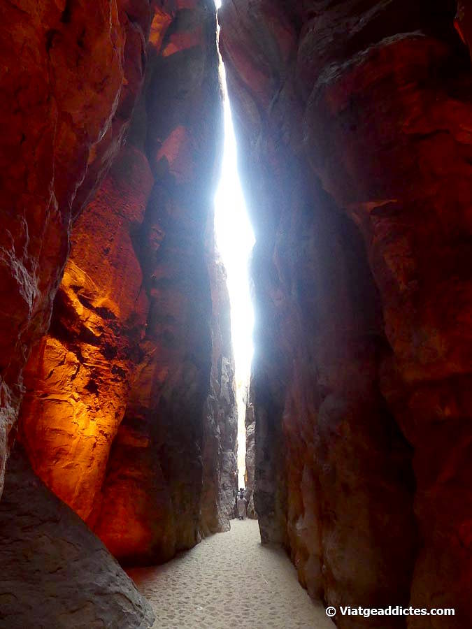 Dins del canyó que condueix al Shalal Caffe (Al-Ula)
