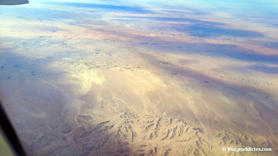 Vista del desert des de la finestreta de l'avió en el vol Tabuk-Riad