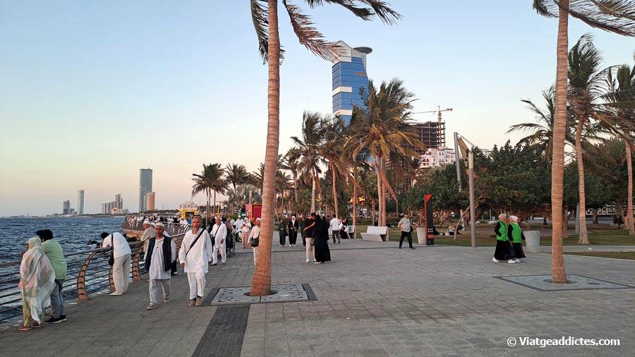 Tram animat del passeig marítim o Corniche (Jiddah)