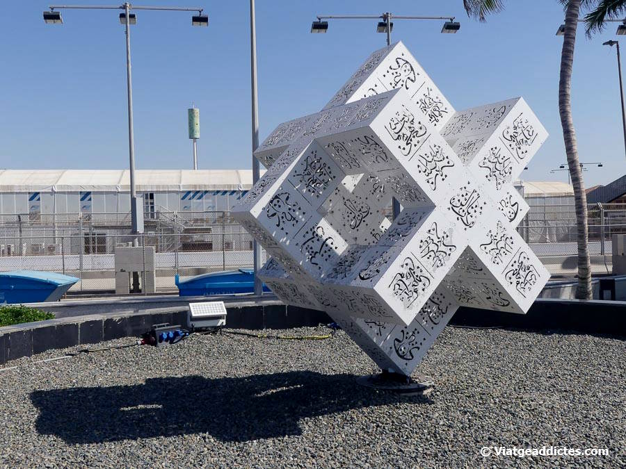 Escultura al costat del circuit de fórmula 1 Jeddah Corniche (Jiddah)