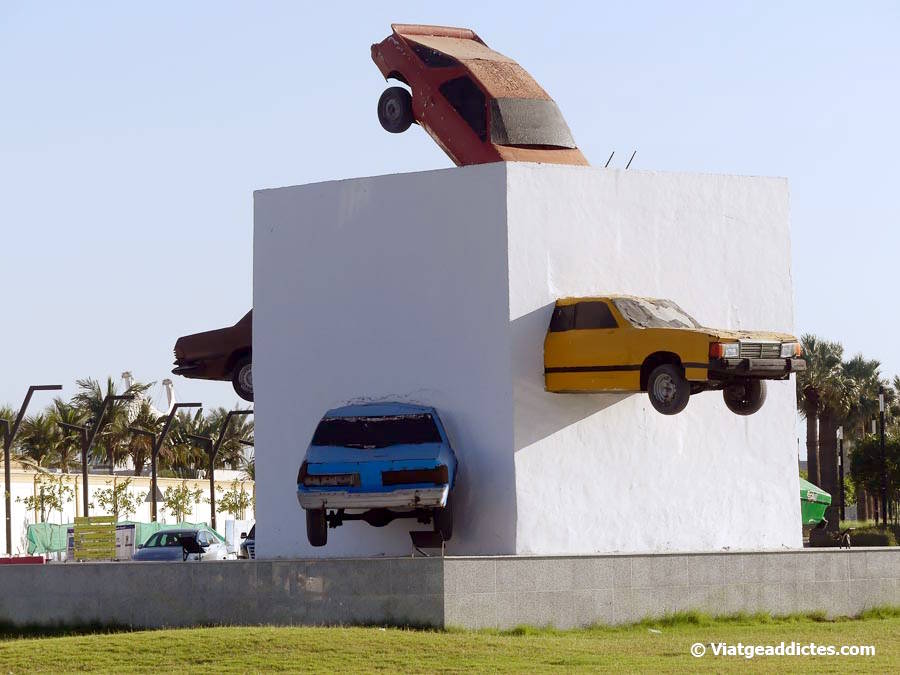 L'escultura «Accident! (Crazy speed)» en una rotonda al nord de la ciutat (Jiddah)