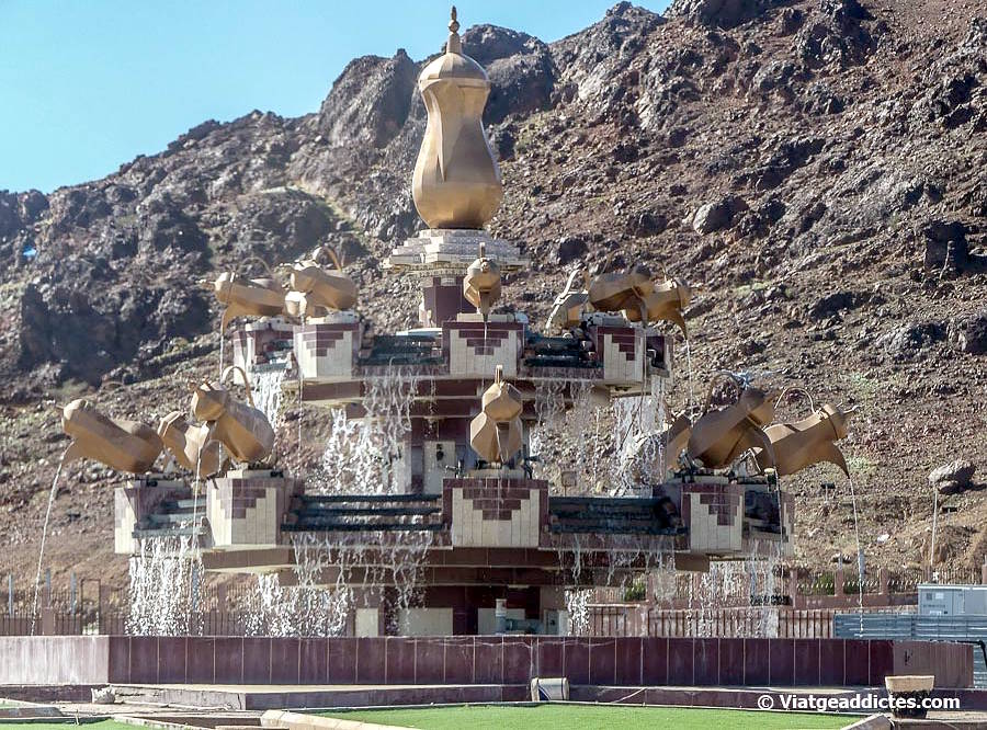 Curiosa font ornamental al bell mig d'una rotonda (Khàybar)