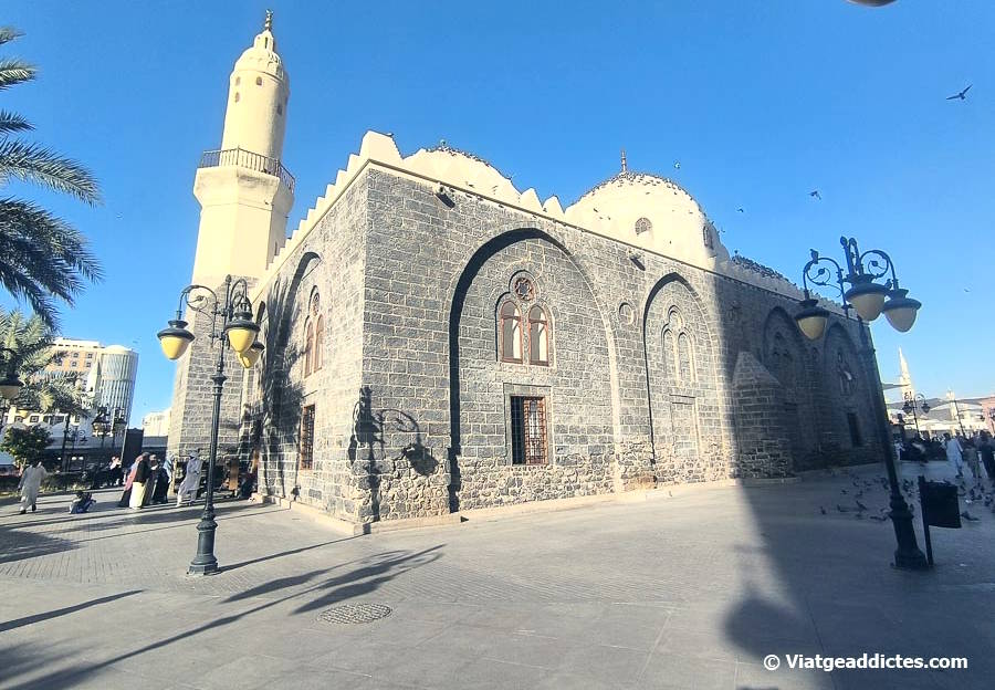 Vista lateral de la mesquita Al-Ghamamah (Medina)