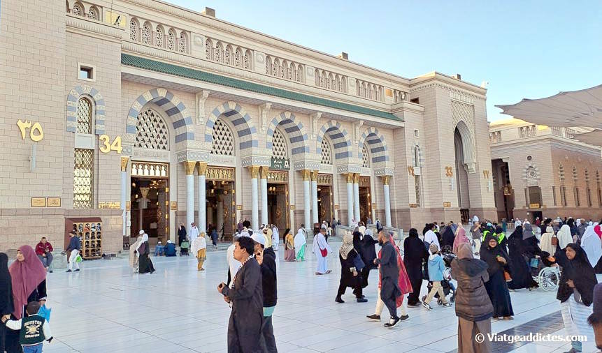 La porta King Abdulaziz, en el costat oriental de la Mesquita del Profeta (Medina)
