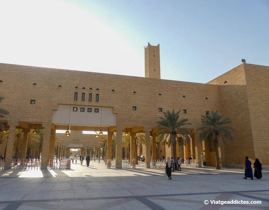 Entrada de la remodelada Gran Mesquita de l'Imam Turki Bin Abdullah (Al-Dirah, Riad)